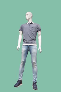 Tam uzunlukta erkek manken.