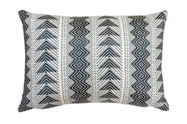 Beyaz arka planda izole edilmiş geometrik desenli dekoratif kanepe yastığı.