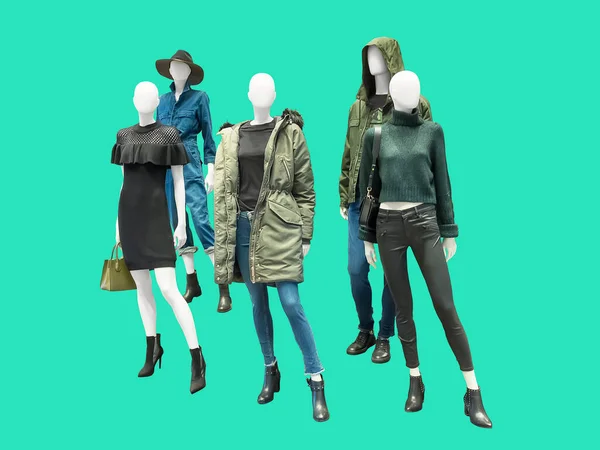 Grupp Skyltdockor Bära Fashionabla Kläder Isolerade Grön Bakgrund Inga Märkesnamn — Stockfoto