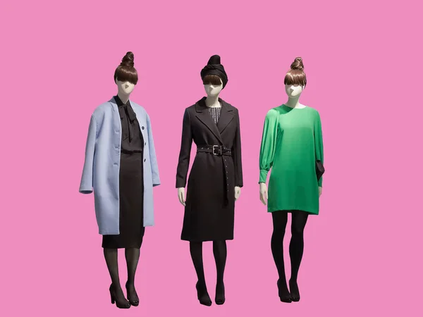 Tre Kvinnliga Skyltdockor Klädda Moderiktiga Kläder Isolerade Inga Märkesnamn Eller — Stockfoto