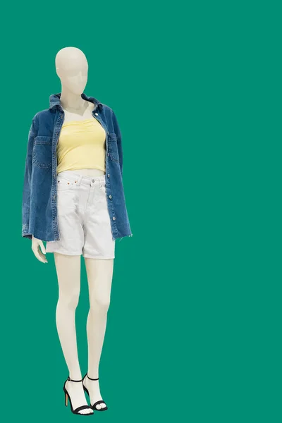 Plná Délka Ženské Figuríny Oblečené Džínové Bundě Šortky Izolované Zeleném — Stock fotografie