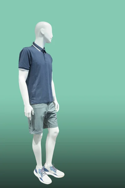 全长的男性人体模特 穿着夏装 与绿色背景隔离 没有商标名称或版权对象 — 图库照片