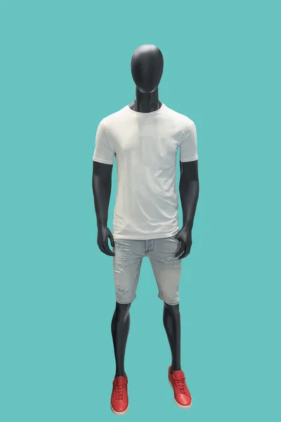 全长男性人体模特 身穿白色T恤和牛仔裤短裤 与绿色背景隔离 没有商标名称或版权对象 — 图库照片