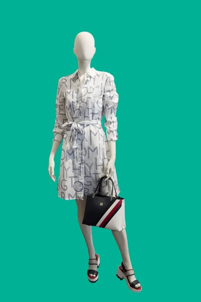 Full Längd Kvinnlig Skyltdocka Klädd Fashionabla Kläder Isolerad Grön Bakgrund — Stockfoto