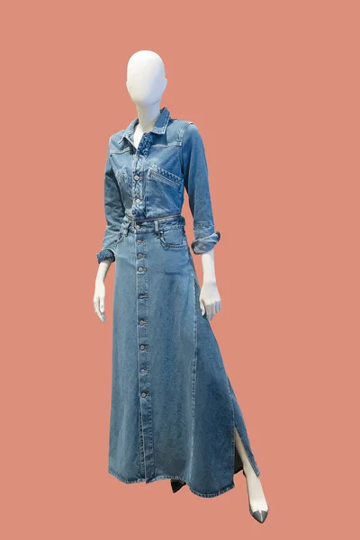 Ganzkörperlange Weibliche Schaufensterpuppe Einem Langen Eleganten Jeanskleid Isoliert Keine Markennamen — Stockfoto