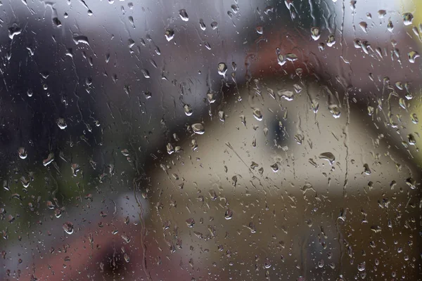 窓ガラスに雨が降り — ストック写真