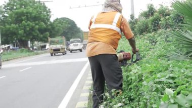 Efficient Roadside Maintenance - A Day in the Life of a Highway Worker