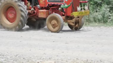 Exploring the Indian Roads - Tire Tracks and Scenic Views