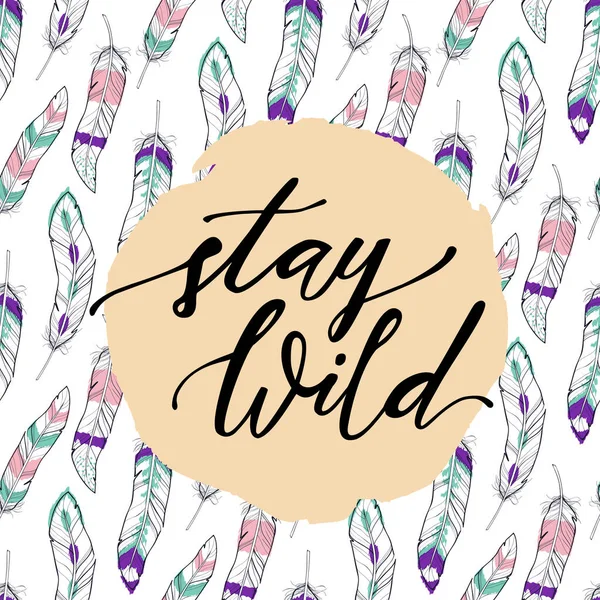 Vector illustratie met naadloze patroon met etnische kleurrijke veren en "Stay wild" belettering. Trendy motiverende kaart in Boho stijl. Pastel kleuren. — Stockvector