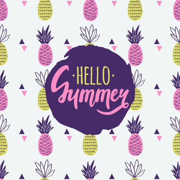 Motif vectoriel sans couture avec ananas, triangles et lettrage "Hello Summer". Mignon fond de fruits d'été . — Image vectorielle