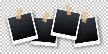 Vektör retro gerçekçi anlık fotoğraf kartları şeffaf arka plan üzerinde izole yapışkan bant asılı. Gölge efektli polaroid fotoğraf karelerinin çizimi.