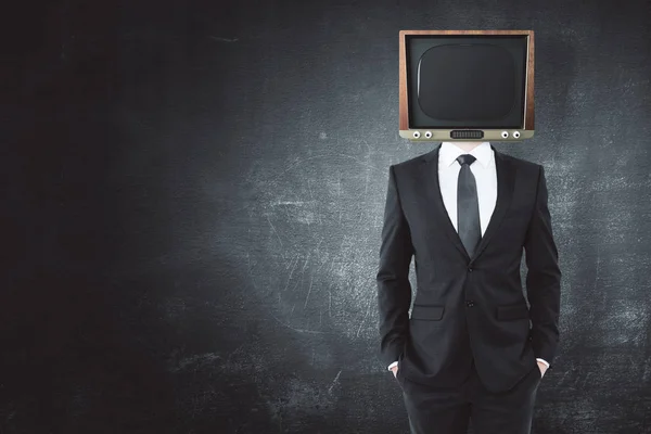 Fernsehkopf Mann Steht Auf Betonwand Hintergrund Mit Kopierraum Manipulationskonzept — Stockfoto