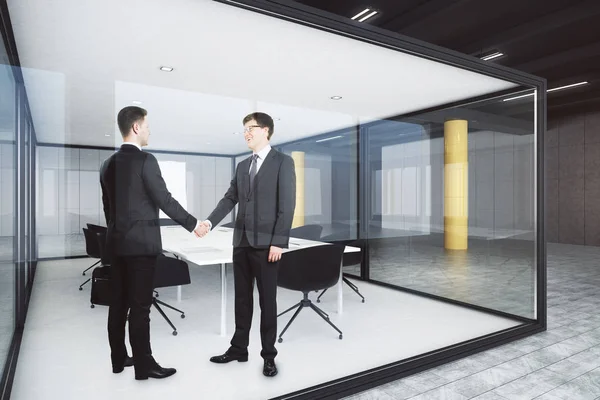 有吸引力的欧洲商人握手在现代玻璃办公室会议室 团队合作和财务理念 — 图库照片