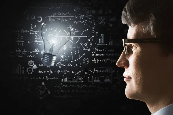 Oldalán Álló Fiatal Üzletember Világító Lámpával Matematikai Képleteket Ötlet Tudomány — Stock Fotó