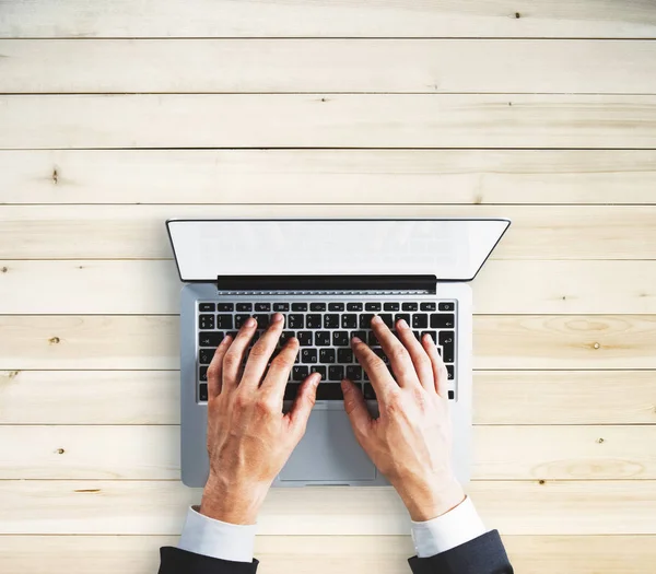 Vista Superior Manos Hombre Negocios Usando Cuaderno Blanco Vacío Sobre — Foto de Stock