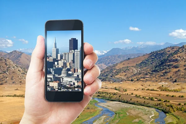 Ręka Trzyma Smartphone Miasta Ekranie Creative Odkryty Tapeta Promieni Słonecznych — Zdjęcie stockowe