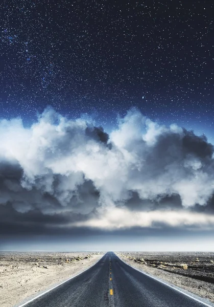 Manzara Yıldızlı Gökyüzünün Bulutlu Fon Yolda Yol Başarı Kavramı — Stok fotoğraf