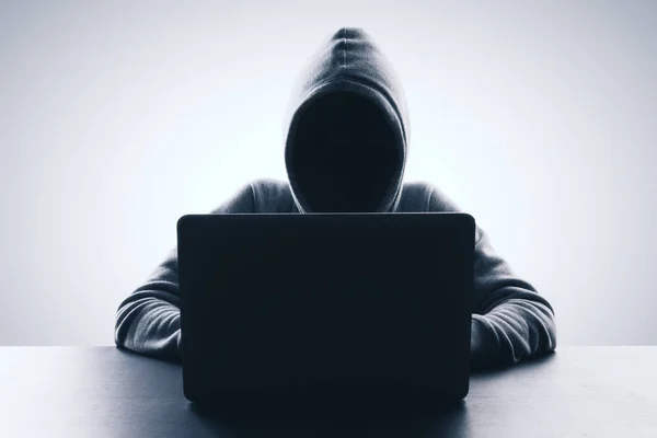 Uomo Con Cappuccio Utilizzando Laptop Sfondo Grigio Concetto Hacker Attacco — Foto Stock