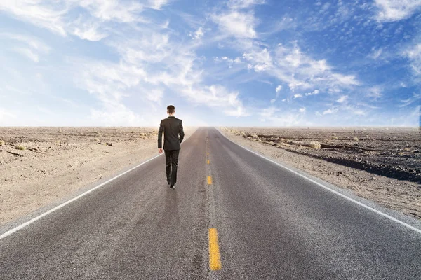 Encontrando Conceito Caminho Com Homem Negócios Andando Estrada Vazia Deserto — Fotografia de Stock