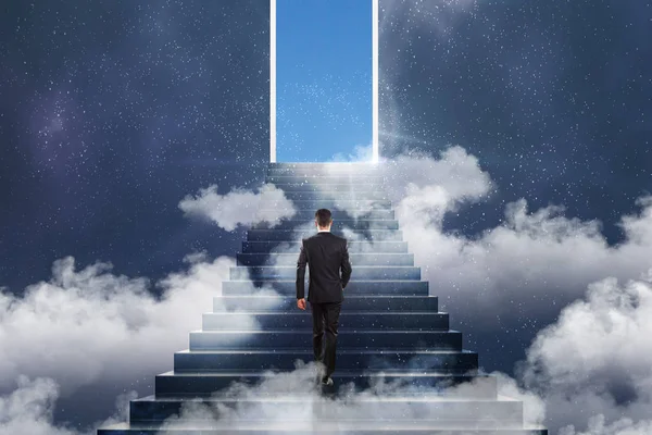 企业成功理念与商人攀登楼梯成功与打开的门和蓝天 — 图库照片