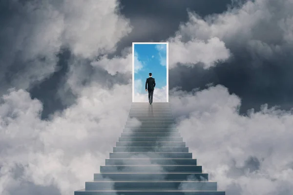 企业成功理念与商人攀登楼梯成功与打开的门蓝天白云之间 — 图库照片
