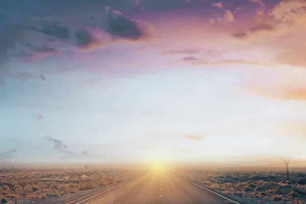 Vista Frontal Carretera Del Atardecer Desierto Con Cielo Claro Nubes —  Fotos de Stock