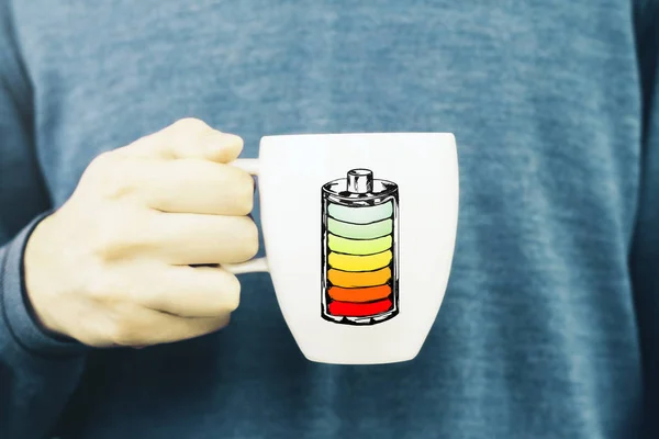 低バッテリ イラスト コーヒーのマグカップを保持している男とコーヒーのコンセプトが必要 — ストック写真