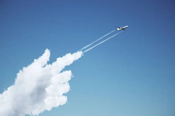 Startendes Flugzeug Mit Dem Zeigefinger Der Wolkenhand Vor Blauem Himmel — Stockfoto
