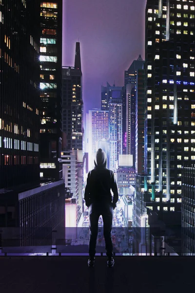Widok Hacker Kapturem Stojąc Dachu Patrząc Noc Megapolis Wieżowce Tyłu — Zdjęcie stockowe