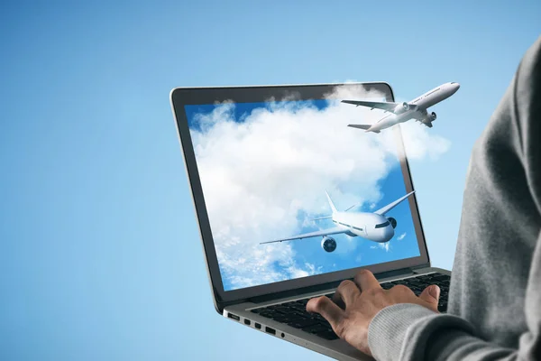 Aviões Decolam Entre Nuvens Monitor Laptop Mãos Humanas Fundo Azul — Fotografia de Stock