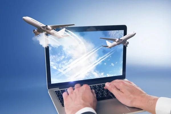 Vegye Repülőgépek Laptop Monitor Ember Kezét Kék Háttér — Stock Fotó