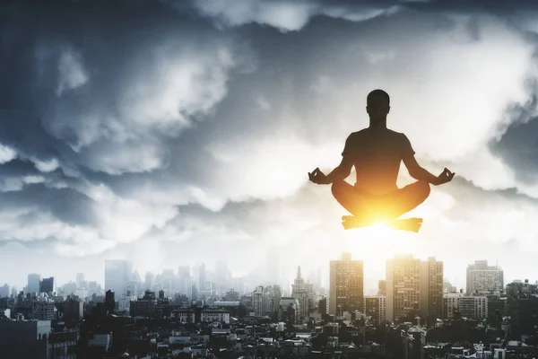 Temps Yoga Avec Homme Détendre Position Lotus Dans Air Dessus — Photo