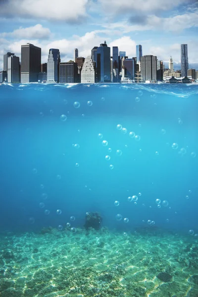 Mundo Submarino Con Burbujas Bajo Megápolis Ciudad Con Cielo Azul —  Fotos de Stock