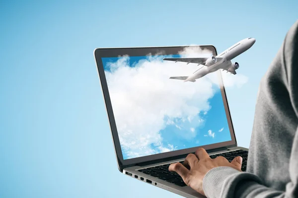 Avião Decola Entre Nuvens Tela Laptop Mãos Humanas Fundo Azul — Fotografia de Stock