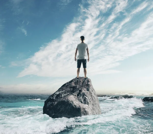 Mann Steht Auf Einem Felsen Inmitten Des Ozeans Risiko Und — Stockfoto