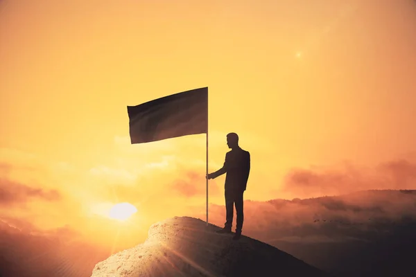 Hinterleuchteter Mann Mit Fahne Steht Auf Einer Klippe Hintergrund Sonnenuntergang — Stockfoto