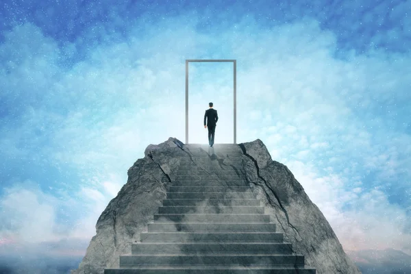 Geschäftsmann Steht Auf Einem Abstrakten Berg Mit Tür Vor Himmelshintergrund — Stockfoto