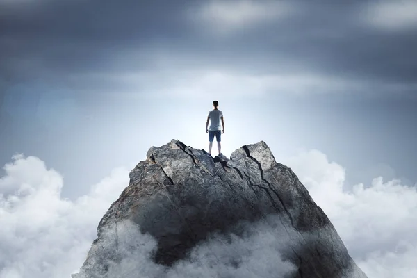 Επιχειρηματίας Που Στέκεται Πάνω Αφηρημένες Βουνό Στο Φόντο Του Ουρανού — Φωτογραφία Αρχείου