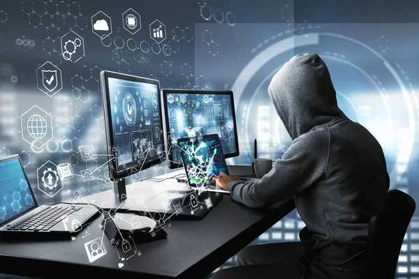 Seitenansicht Des Hackers Mit Computer Mit Digitaler Schnittstelle Während Schreibtisch — Stockfoto