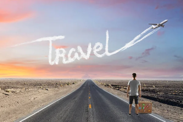 Hombre Casual Carretera Con Avión Cielo Viajar Nube Texto Viajar —  Fotos de Stock