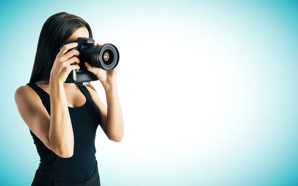 Atractiva Mujer Europea Tomando Fotos Con Cámara Profesional Sobre Fondo — Foto de Stock