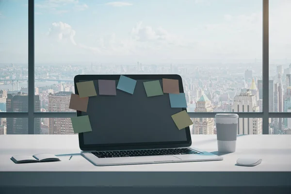 Moderner Designertisch Mit Bunten Aufklebern Auf Leerem Laptop Bildschirm Kaffeetasse — Stockfoto