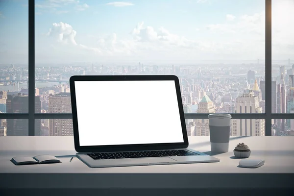 Mesa Escritório Designer Moderno Com Tela Laptop Branco Vazio Xícara — Fotografia de Stock