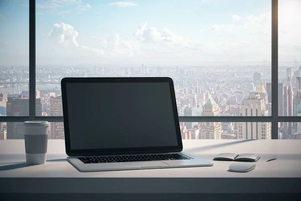 Designer Moderno Desktop Escritório Com Tela Laptop Branco Xícara Café — Fotografia de Stock