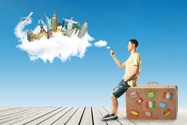 休闲年轻的欧洲男子与智能手机 行李和旅行素描在蓝天背景 旅游度假理念 — 图库照片