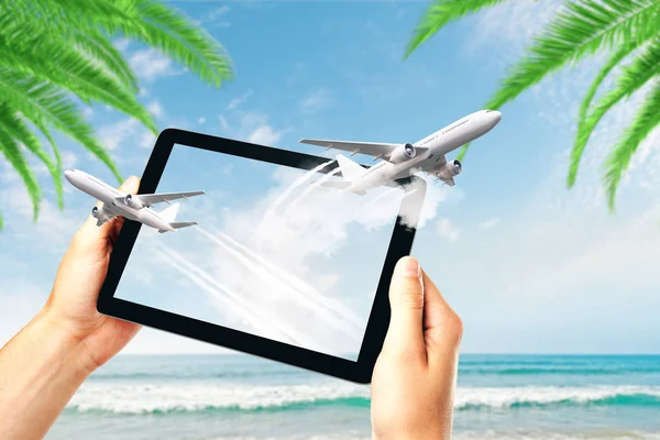 Hände Halten Tablette Mit Abstrakten Flugzeug Auf Schönen Inselstrand Hintergrund — Stockfoto