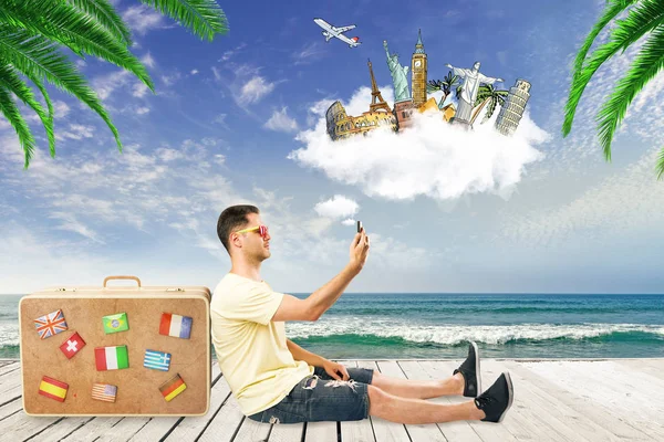 休闲年轻的欧洲男子与智能手机 行李和旅行素描在蓝天背景 旅行和目的地概念 — 图库照片