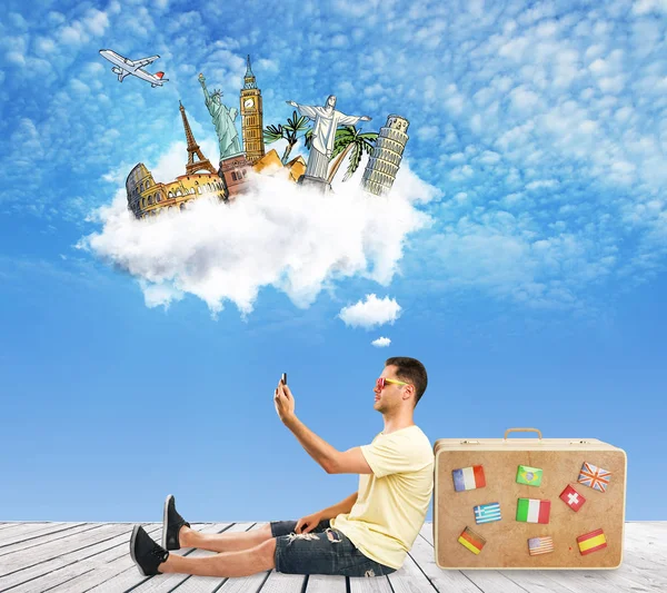 年轻男子与手提箱采取自拍与智能手机在抽象的天空背景和创造性的旅行素描 旅游与旅游理念 — 图库照片
