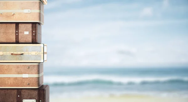 Gestapelte Koffer Vor Verschwommenem Strand Hintergrund Urlaub Und Urlaubskonzept Darstellung — Stockfoto