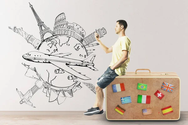 Koffer Und Junger Mann Mit Kreativer Reiseskizze Betonwand Reise Und — Stockfoto